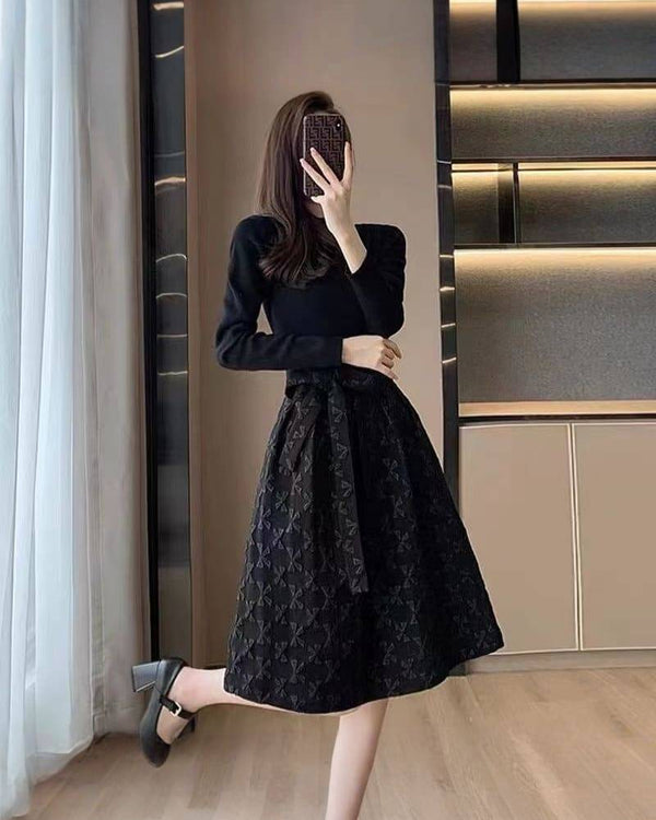 Robe noire mi-longue à col montant – Élégance royale & allure sophistiquée