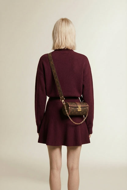 Back pose of the model wearing LÉANA | Ensemble jupe & haut moulant élégance urbaine