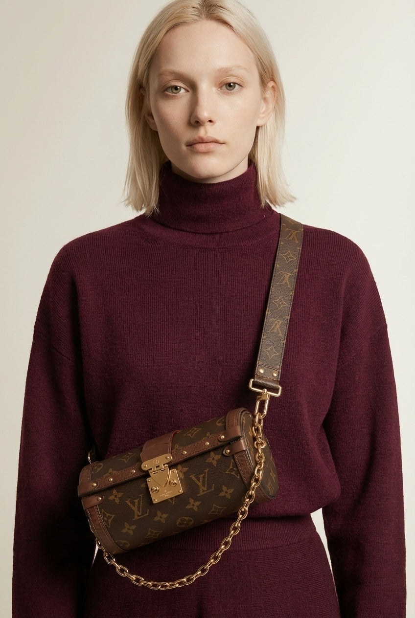 Close-up of the model wearing LÉANA | Ensemble jupe & haut moulant élégance urbaine