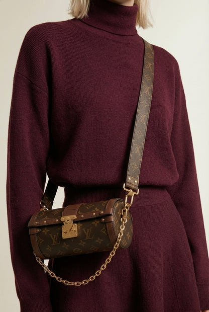 Detail shot of LÉANA | Ensemble jupe & haut moulant élégance urbaine