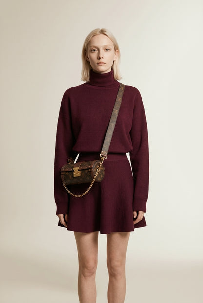 Full body view of the model wearing LÉANA | Ensemble jupe & haut moulant élégance urbaine