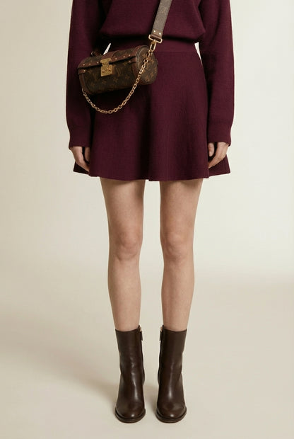 Close-up of the model's lower body wearing LÉANA | Ensemble jupe & haut moulant élégance urbaine