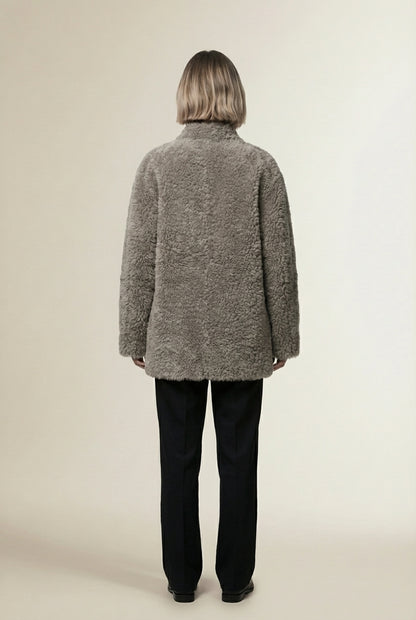 Back pose of the model wearing SOFÉLIA | Manteau 100% laine