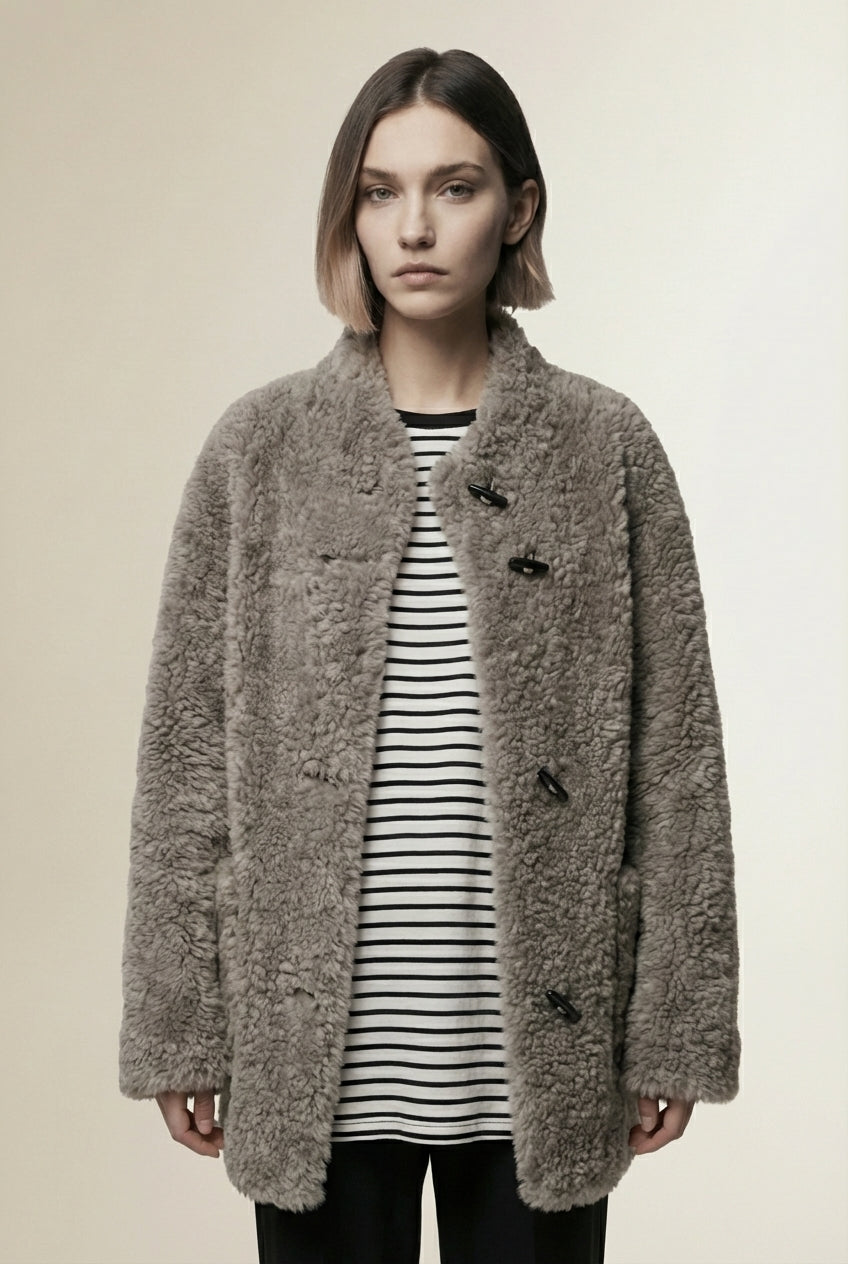 Close-up of the model wearing SOFÉLIA | Manteau 100% laine