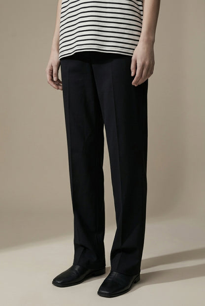 Close-up of the model's lower body wearing SOFÉLIA | Manteau 100% laine