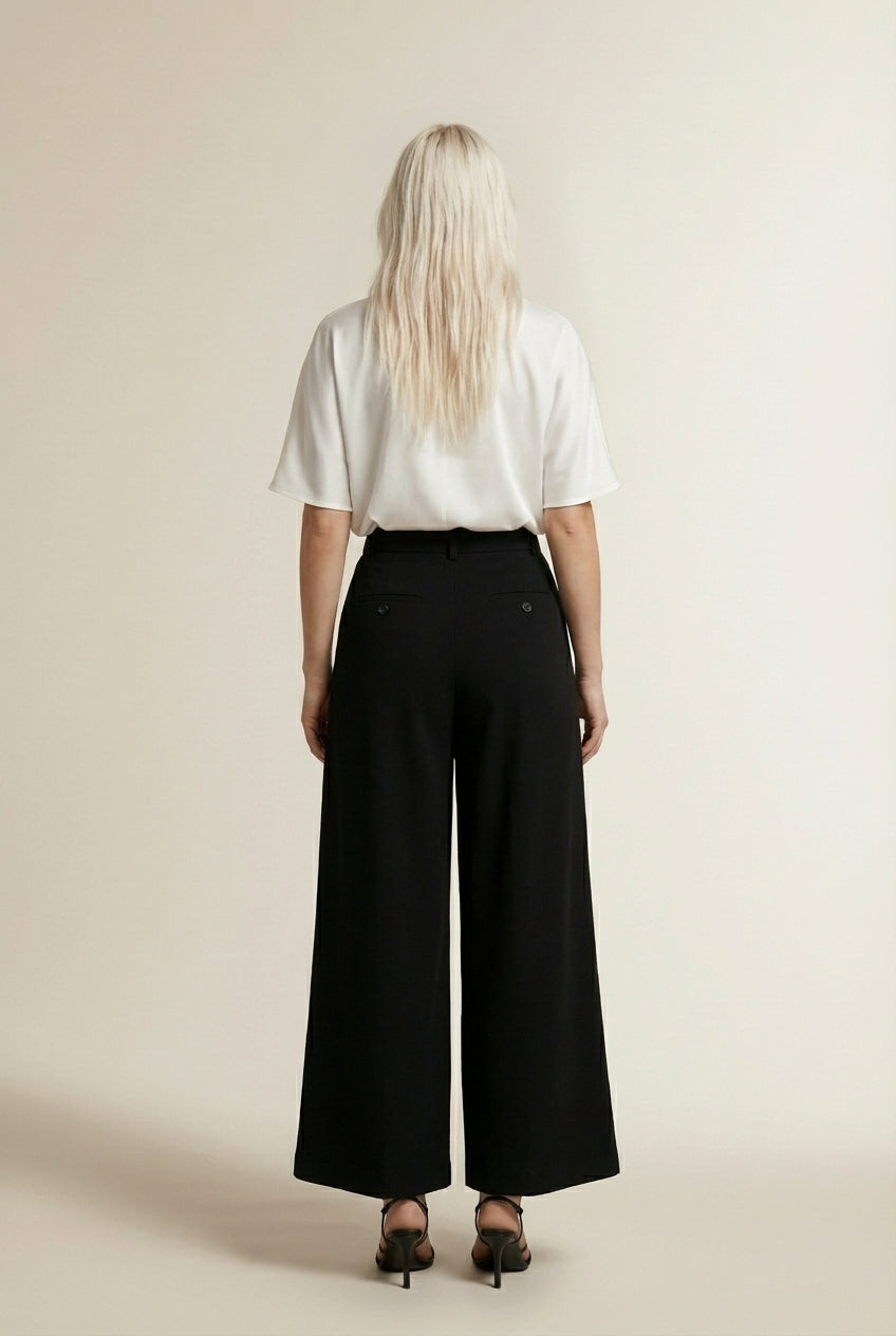 Back pose of the model wearing LEONIE | Coupe ample & élégance plissée