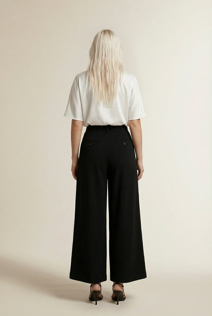 Back pose of the model wearing LEONIE | Coupe ample & élégance plissée