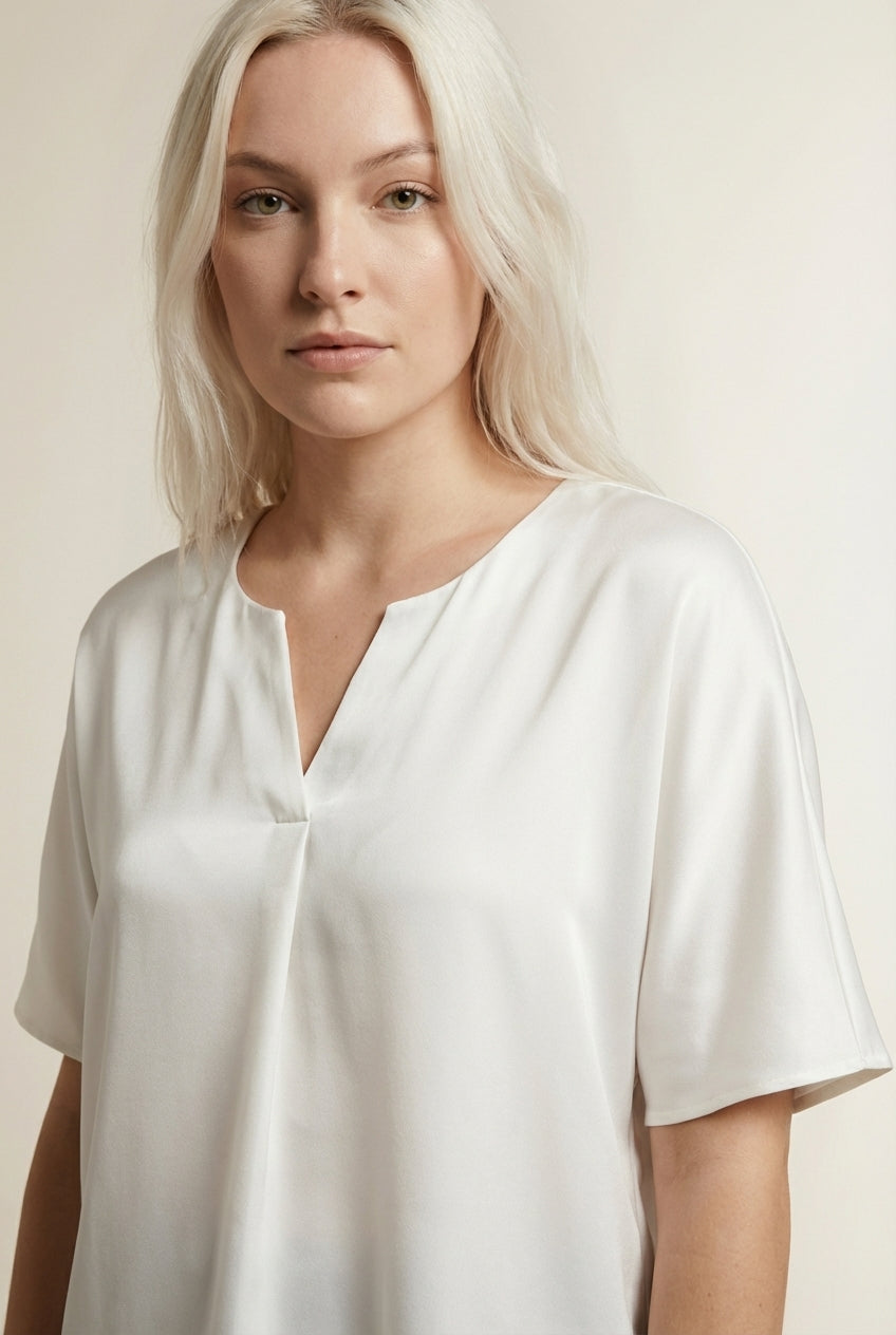 Close-up of the model wearing LEONIE | Coupe ample & élégance plissée