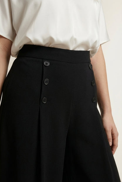 Detail shot of LEONIE | Coupe ample & élégance plissée