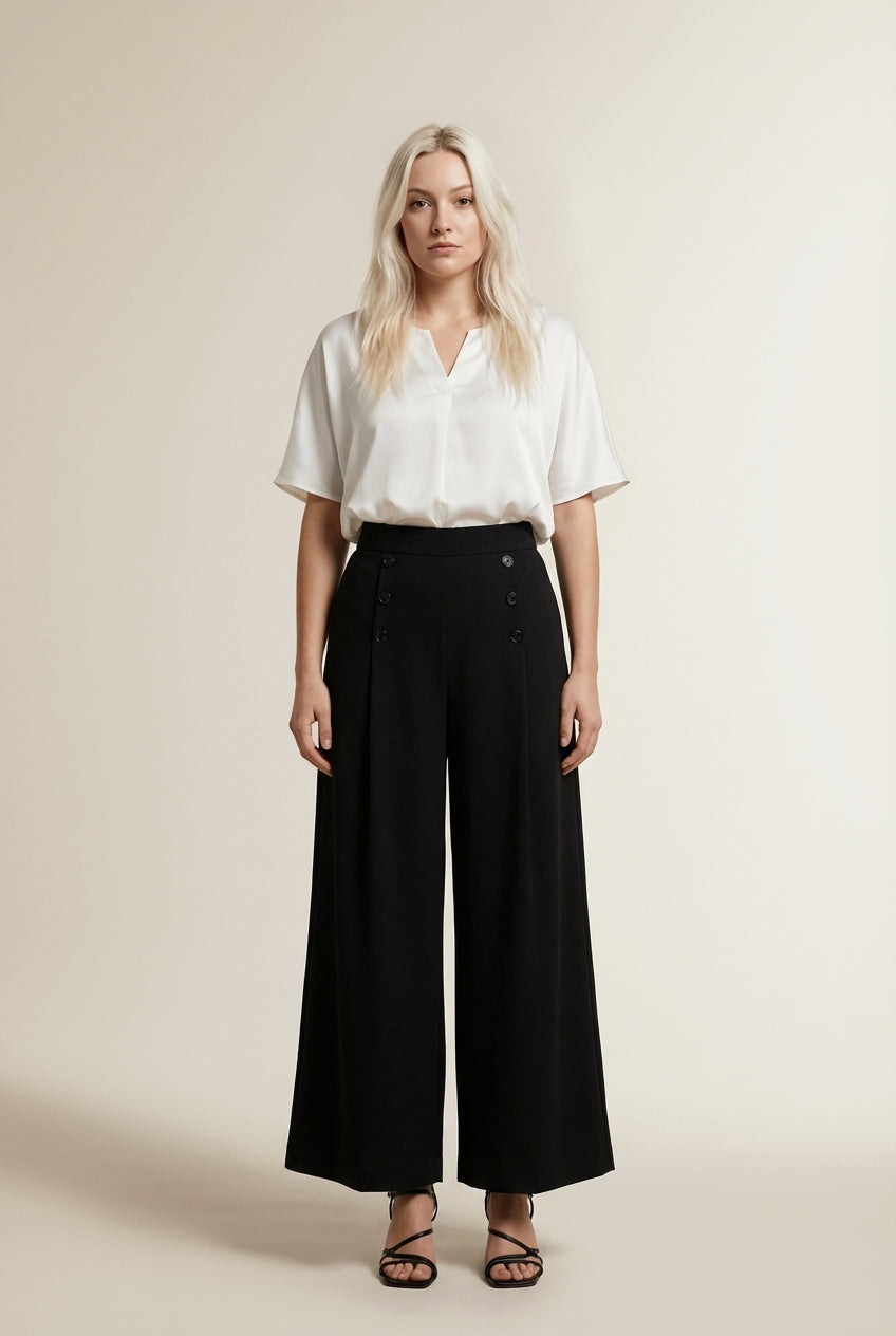 Full body view of the model wearing LEONIE | Coupe ample & élégance plissée