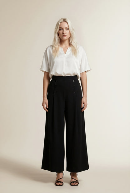 Full body view of the model wearing LEONIE | Coupe ample & élégance plissée