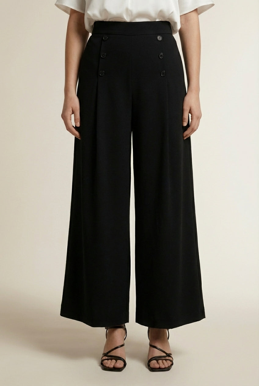 Close-up of the model's lower body wearing LEONIE | Coupe ample & élégance plissée