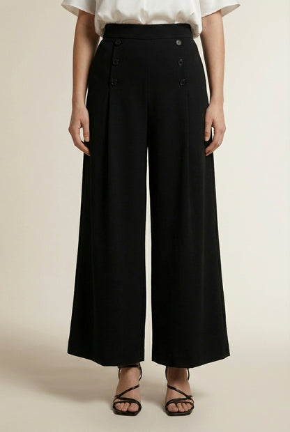 Close-up of the model's lower body wearing LEONIE | Coupe ample & élégance plissée