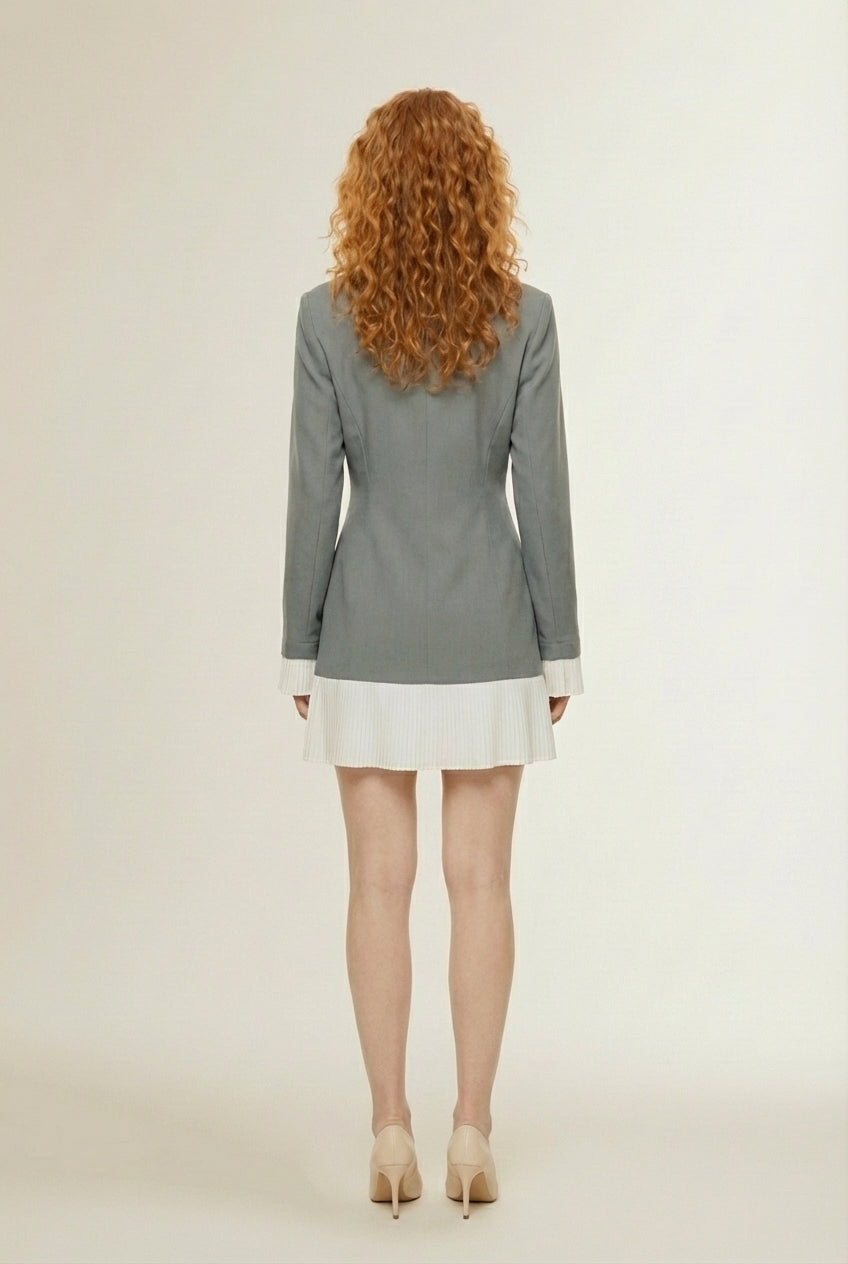 Back pose of the model wearing AMELIE | Robe Blazer Élégante à Jupe Plissée