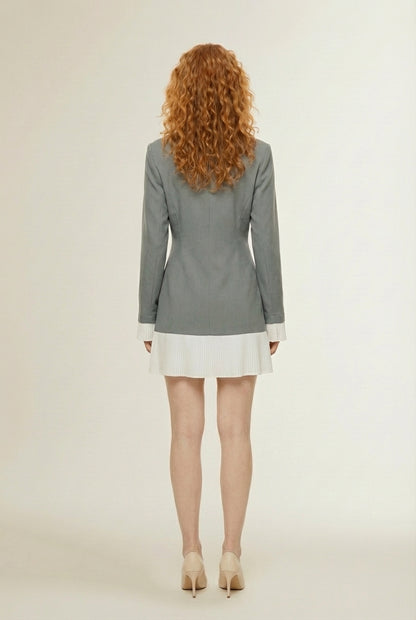 Back pose of the model wearing AMELIE | Robe Blazer Élégante à Jupe Plissée