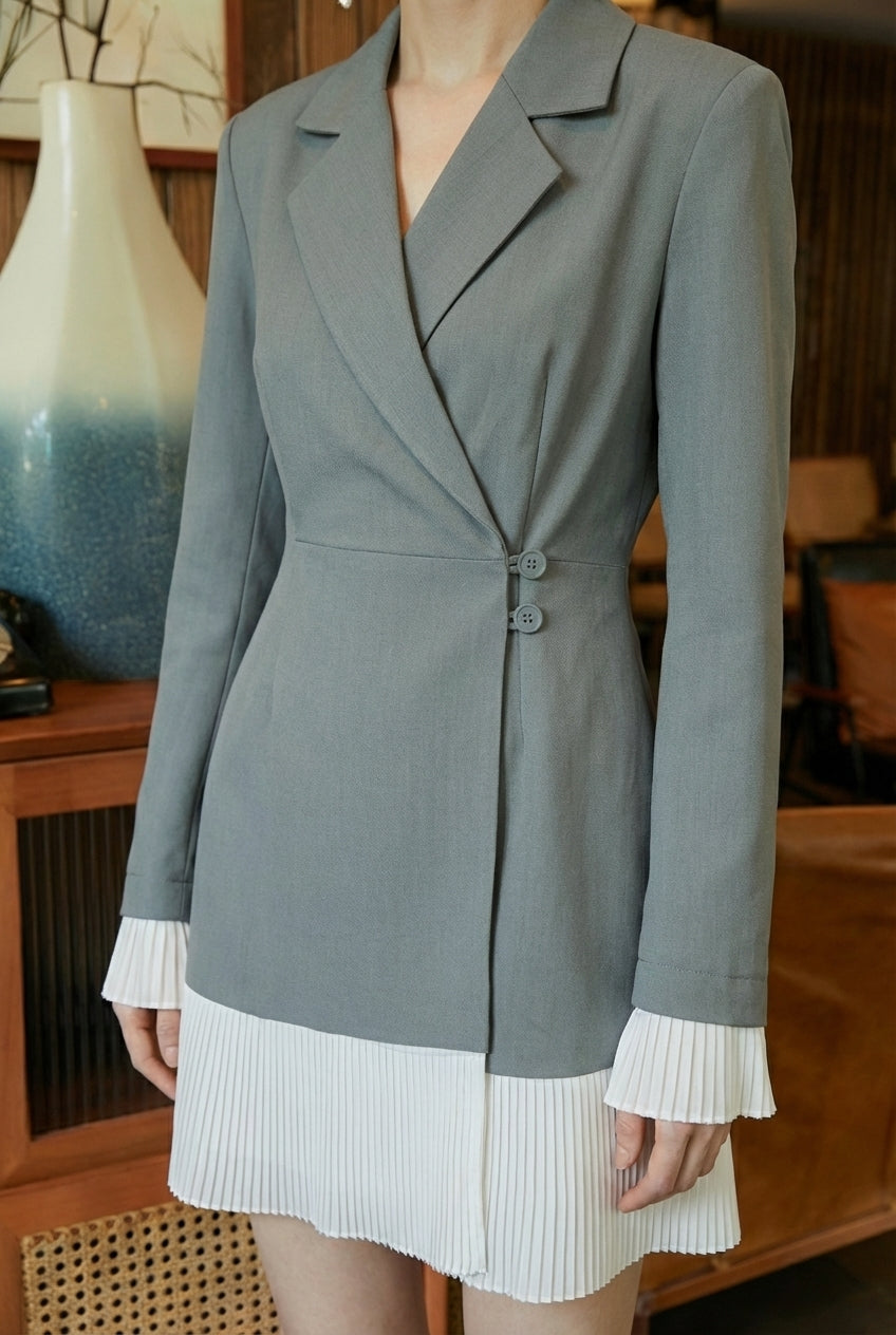 Detail shot of AMELIE | Robe Blazer Élégante à Jupe Plissée