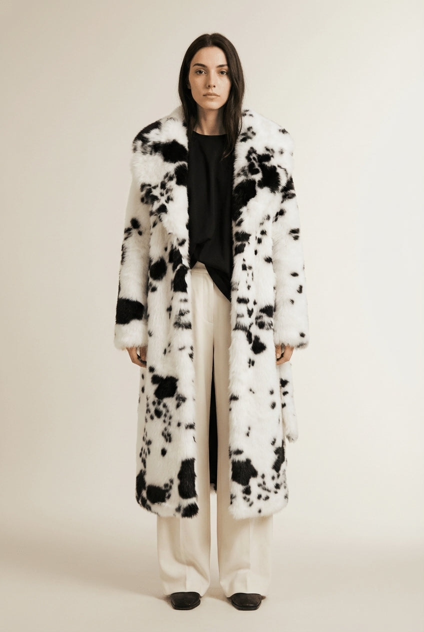 Full body view of the model wearing CHLOÉ | Fourrure Synthétique Patchwork Élégante