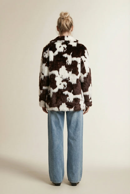 Back pose of the model wearing CHARLOTTE | Fourrure Synthétique Effet Vache