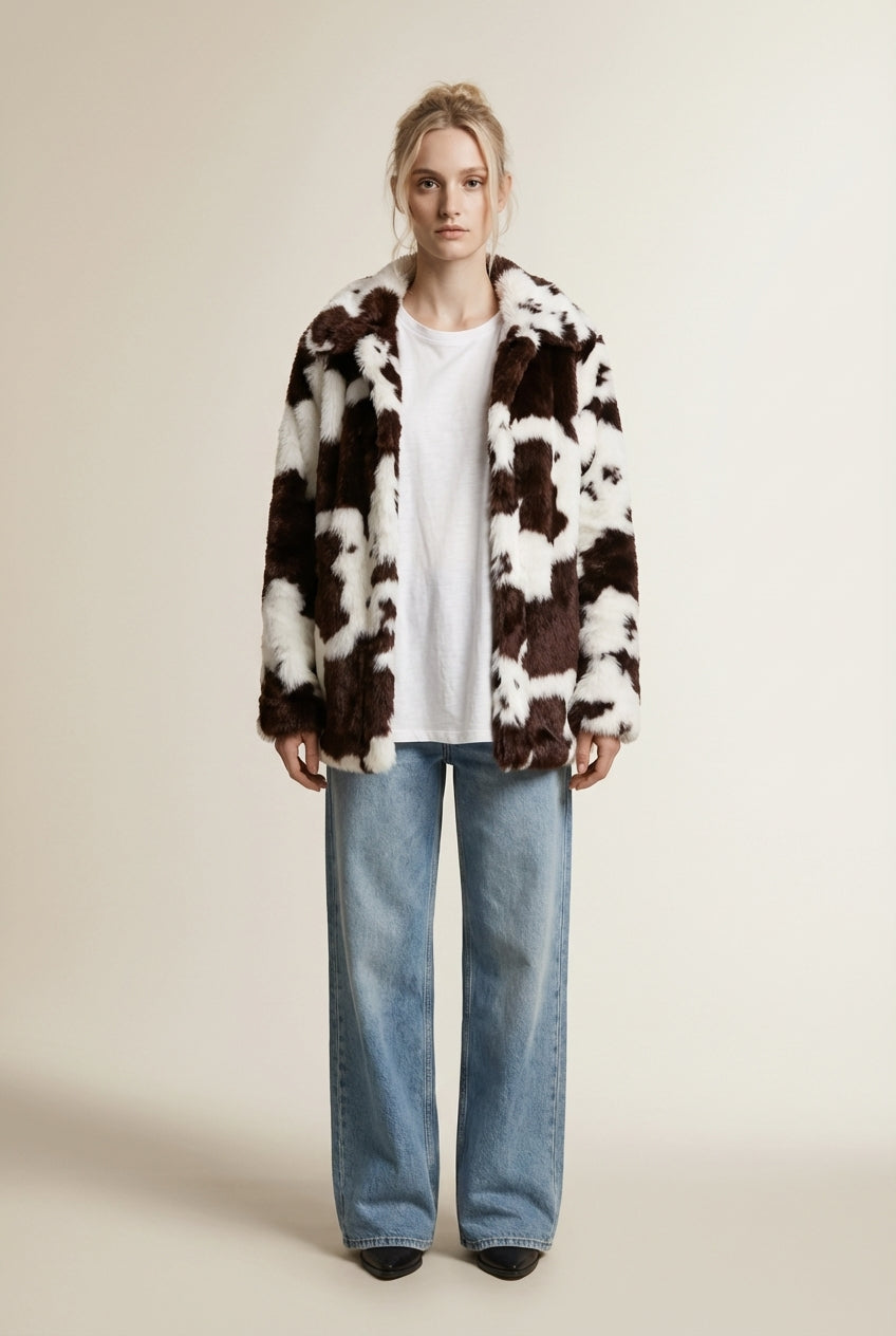 Full body view of the model wearing CHARLOTTE | Fourrure Synthétique Effet Vache