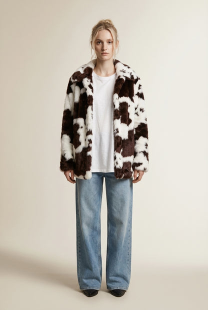 Full body view of the model wearing CHARLOTTE | Fourrure Synthétique Effet Vache