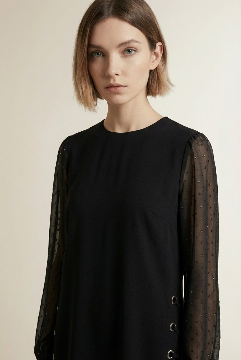 Close-up of the model wearing MILA | Noire à Strass & Col Rond