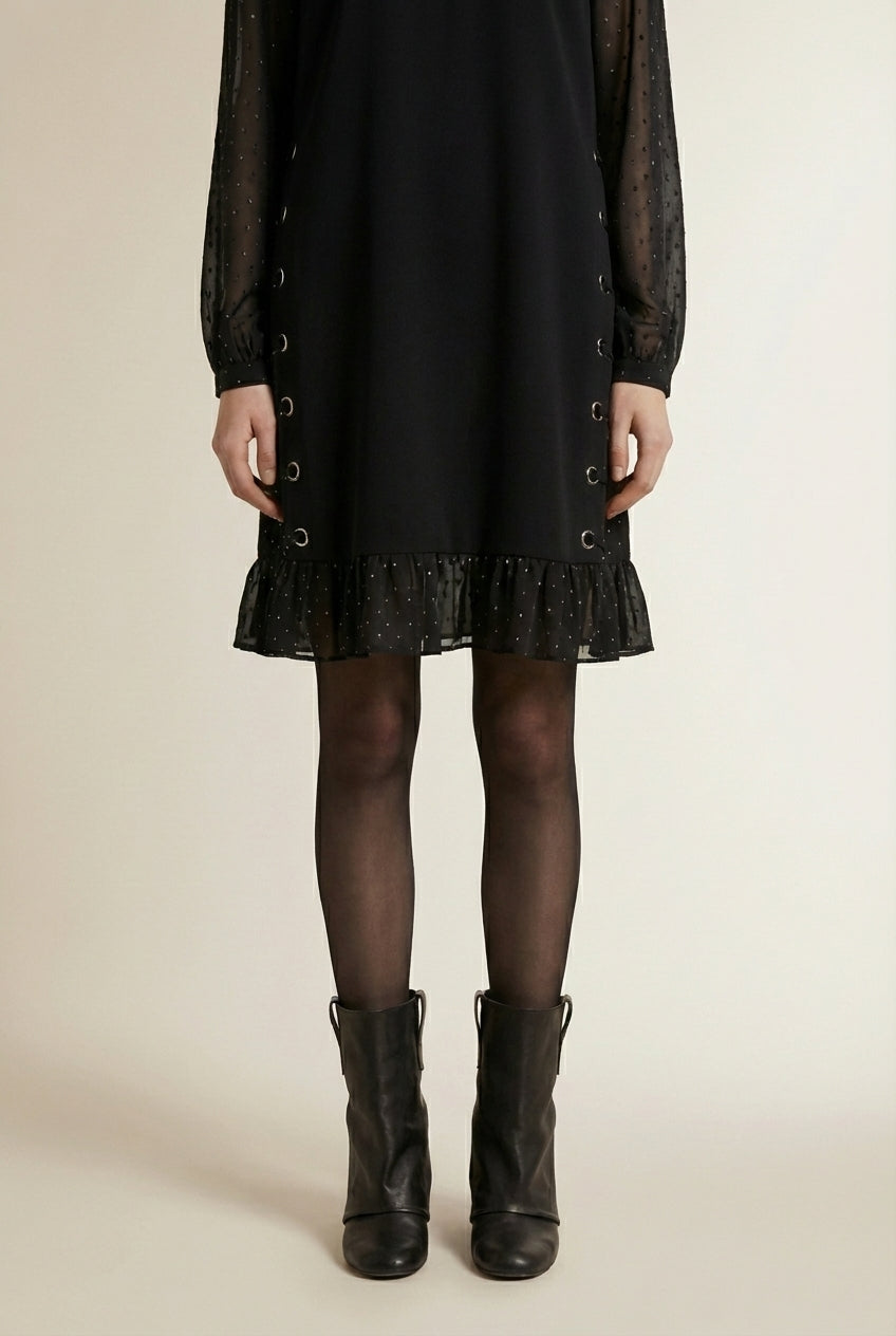 Close-up of the model's lower body wearing MILA | Noire à Strass & Col Rond