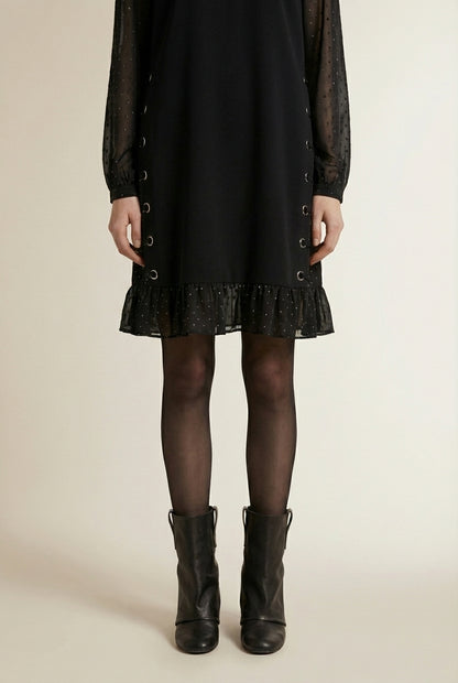 Close-up of the model's lower body wearing MILA | Noire à Strass & Col Rond