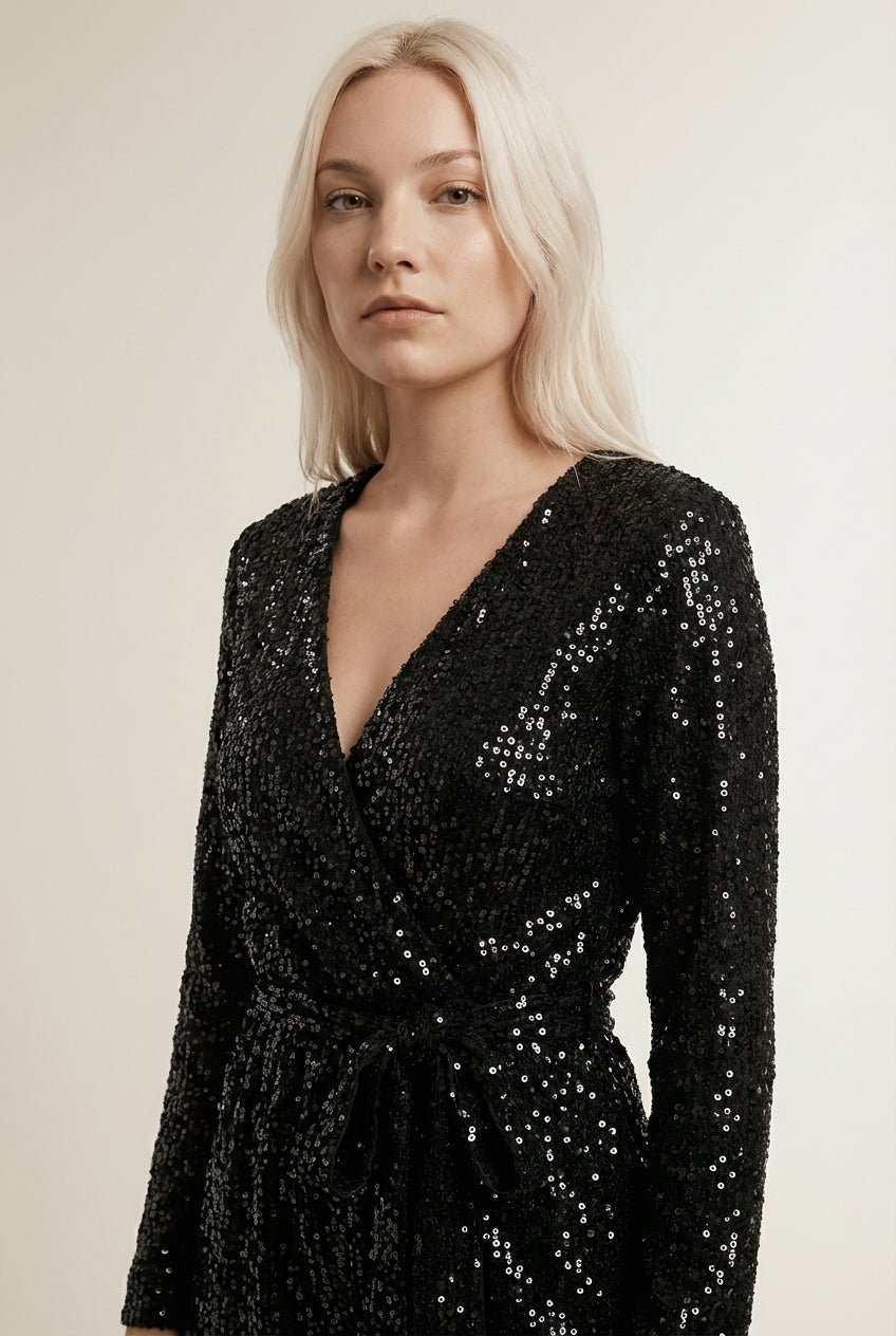 Close-up of the model wearing STELLA | Éclat & Élégance en paillettes