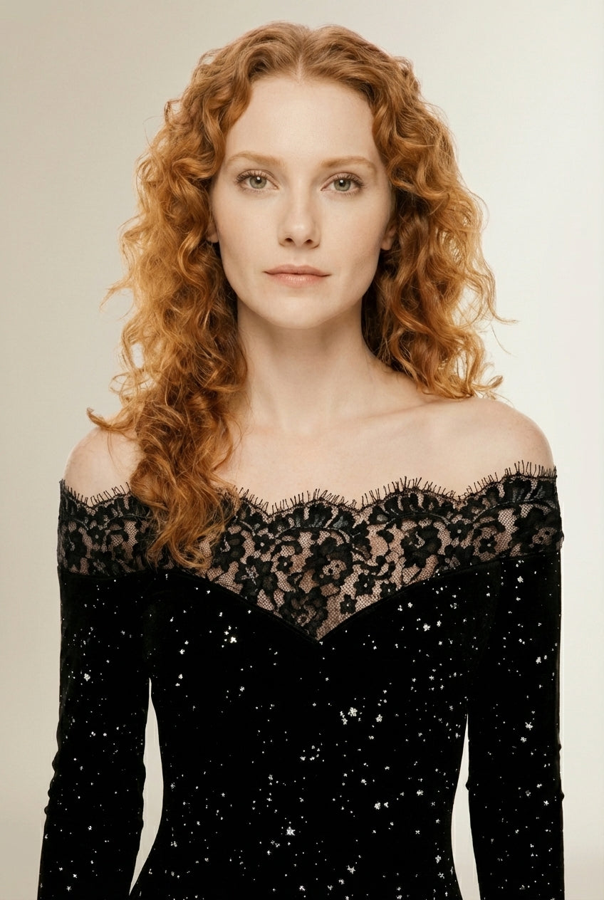 Close-up of the model wearing VINA | Robe de fête noire élégante avec paillettes et dentelle