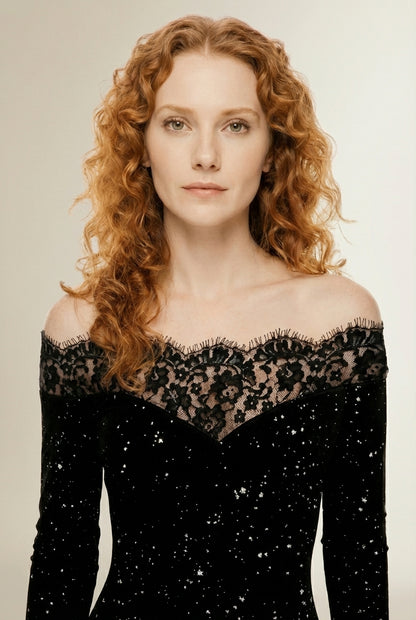 Close-up of the model wearing VINA | Robe de fête noire élégante avec paillettes et dentelle