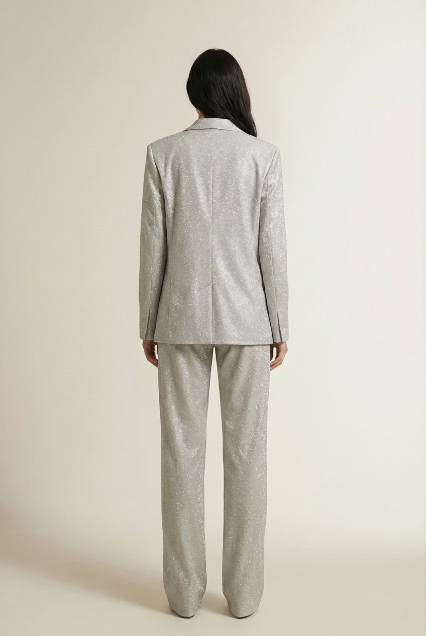 Back pose of the model wearing TANJA | Ensemble pailleté 3 pièces – blazer, pantalon & top