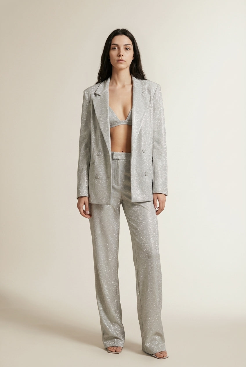 Full body view of the model wearing TANJA | Ensemble pailleté 3 pièces – blazer, pantalon & top