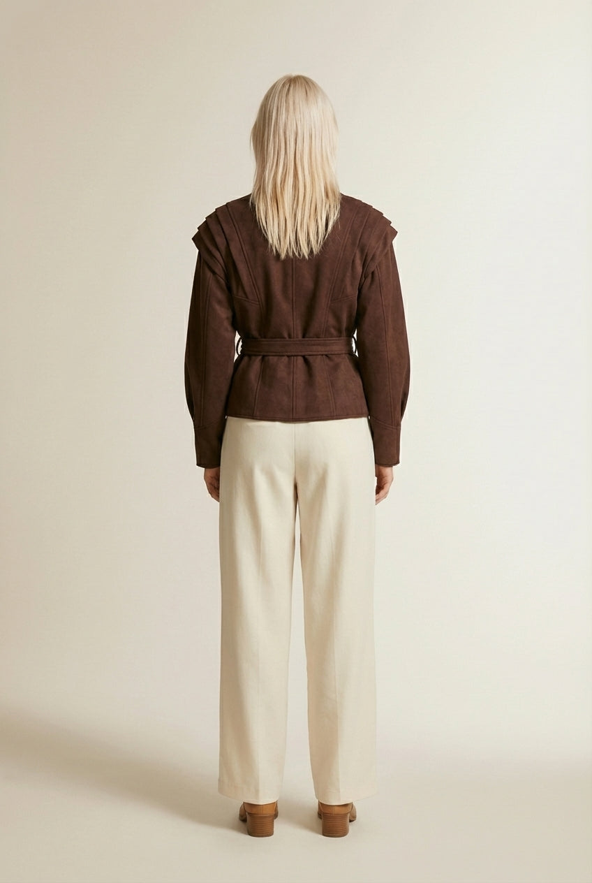 Back pose of the model wearing ELINE | Veste femme à épaules plissées et ceinture nouée