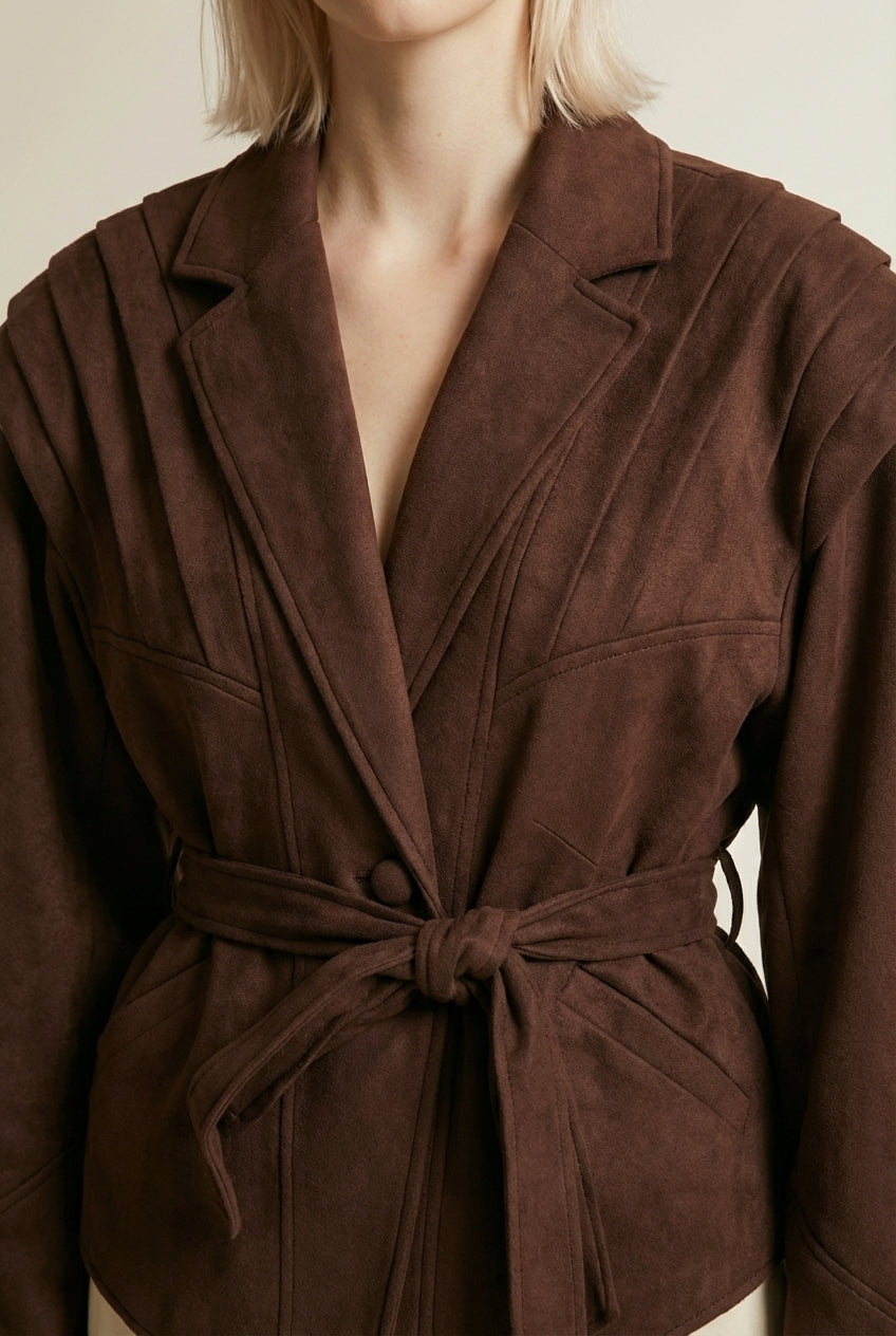 Detail shot of ELINE | Veste femme à épaules plissées et ceinture nouée