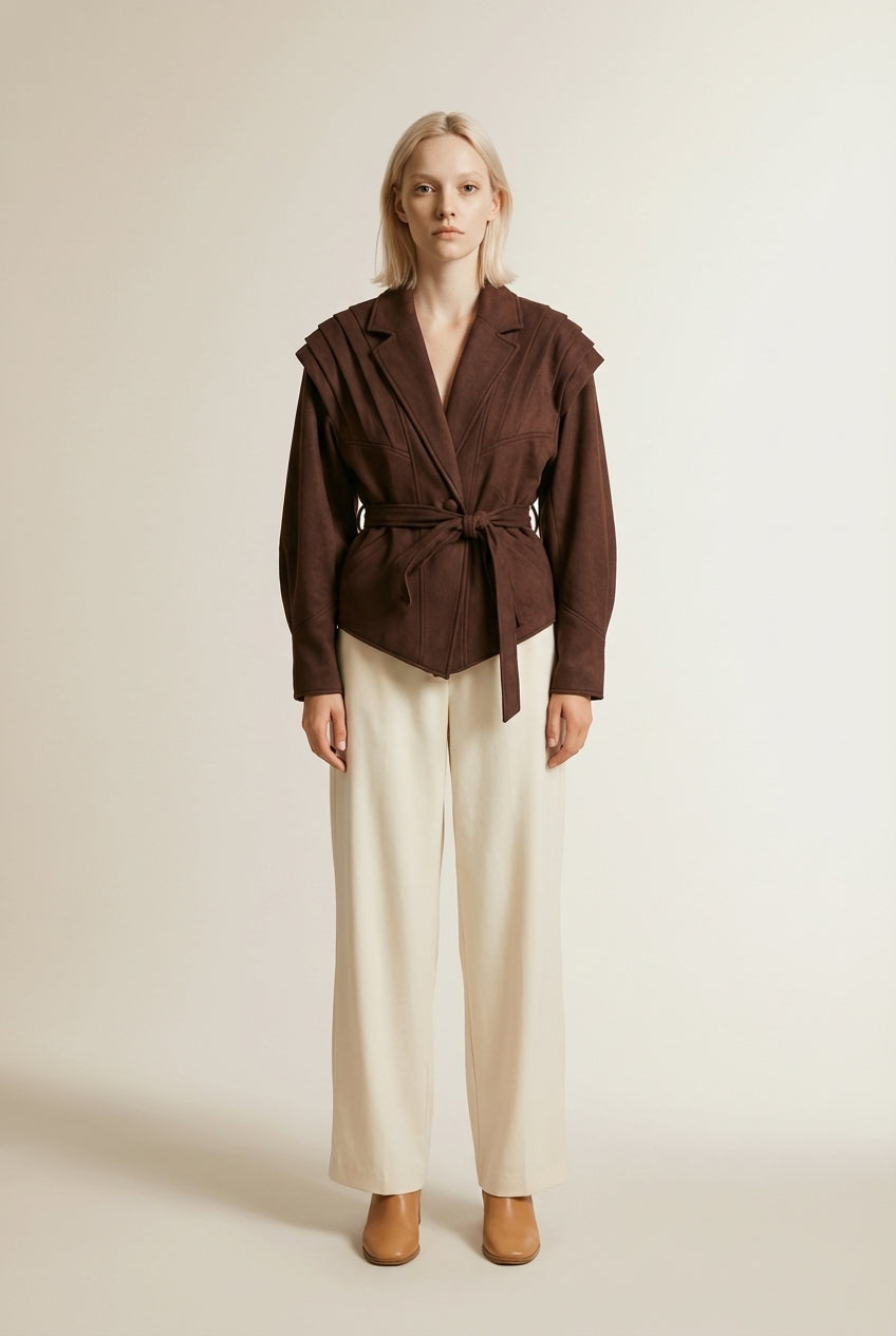 Full body view of the model wearing ELINE | Veste femme à épaules plissées et ceinture nouée