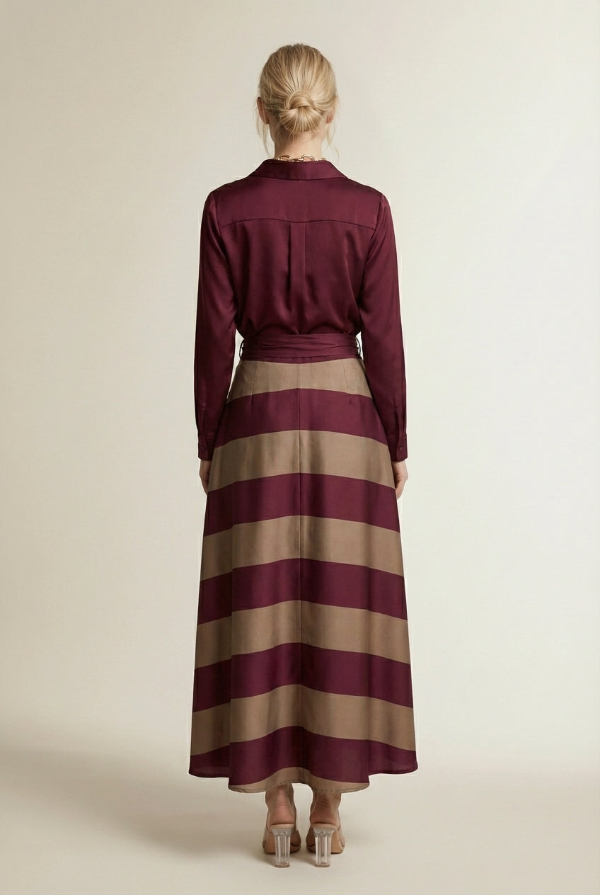 Back pose of the model wearing NESSIA | Robe Chemise Longue Rayée avec Ceinture Nessia