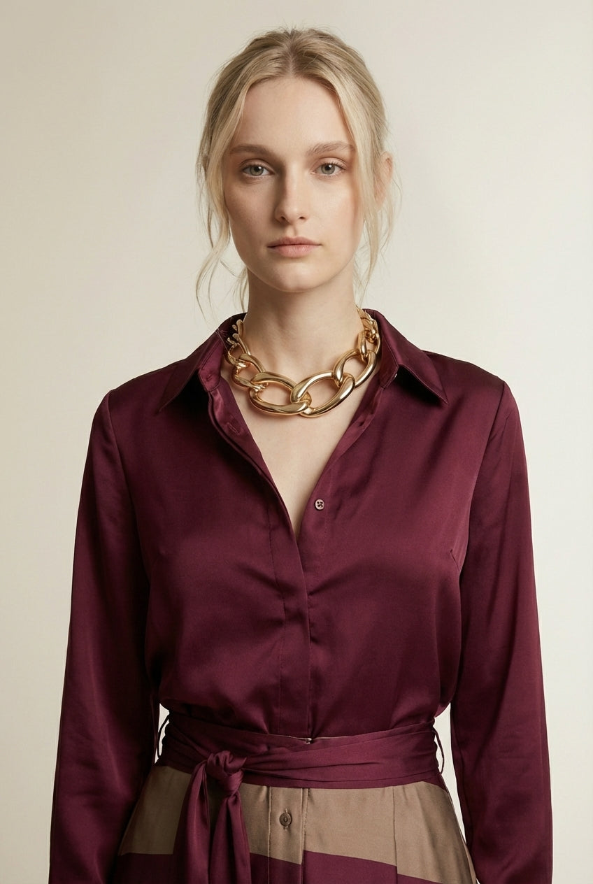 Close-up of the model wearing NESSIA | Robe Chemise Longue Rayée avec Ceinture Nessia