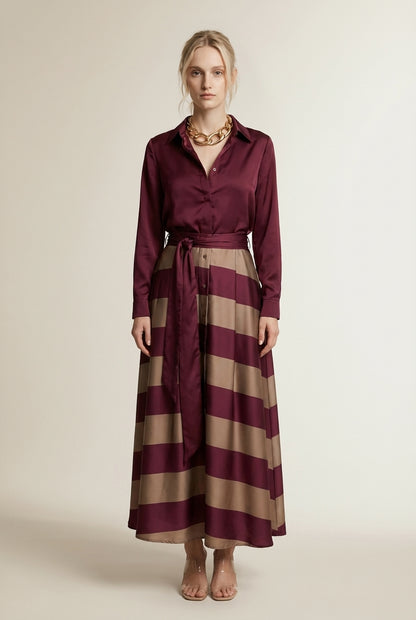 Full body view of the model wearing NESSIA | Robe Chemise Longue Rayée avec Ceinture Nessia