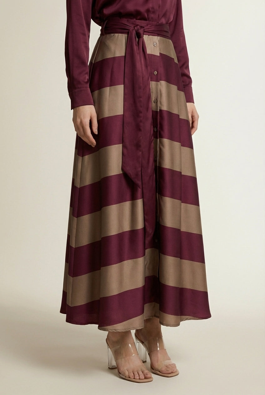 Close-up of the model's lower body wearing NESSIA | Robe Chemise Longue Rayée avec Ceinture Nessia