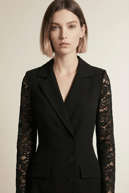 Close-up of the model wearing ANITA | Robe Castana Élégante