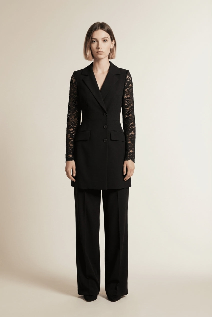 Full body view of the model wearing ANITA | Robe Castana Élégante