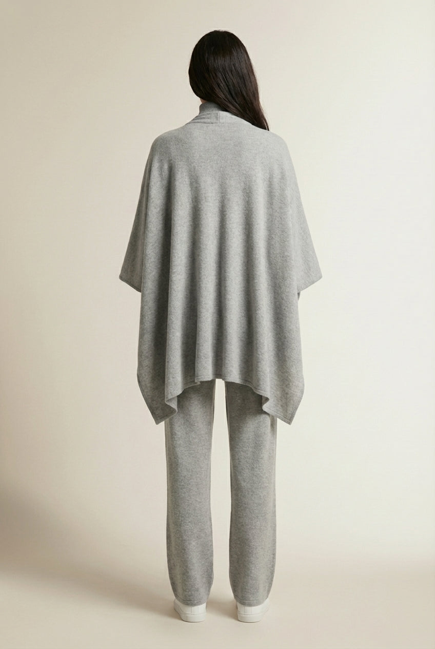 Back pose of the model wearing MELLA | Complet en Laine Douce