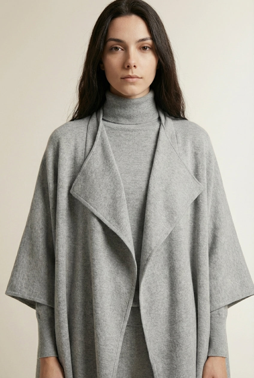 Close-up of the model wearing MELLA | Complet en Laine Douce