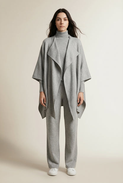 Full body view of the model wearing MELLA | Complet en Laine Douce