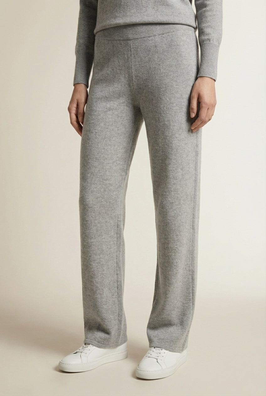 Close-up of the model's lower body wearing MELLA | Complet en Laine Douce