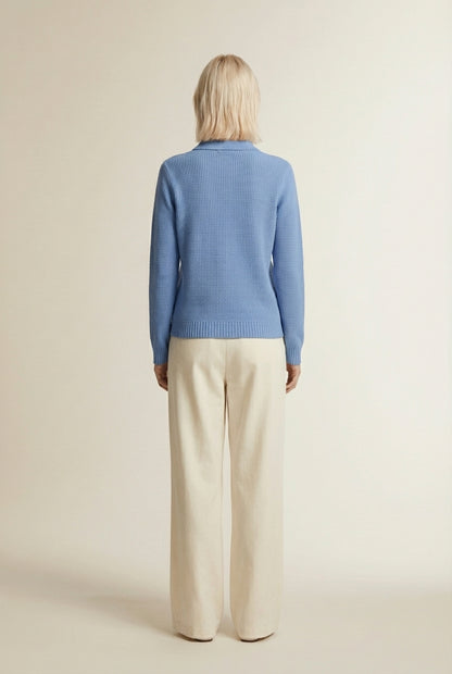 Back pose of the model wearing ÉLISE | Cardigan Classique en Maille à Boutons