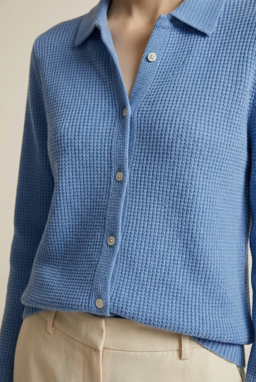 Detail shot of ÉLISE | Cardigan Classique en Maille à Boutons