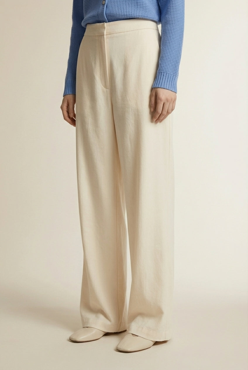 Close-up of the model's lower body wearing ÉLISE | Cardigan Classique en Maille à Boutons