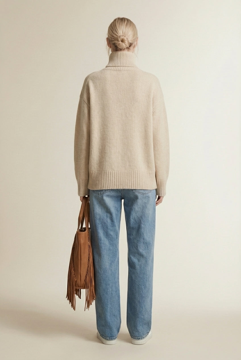 Back pose of the model wearing ISABELLA | Élégance En Cachemire