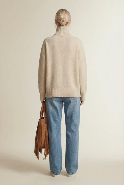 Back pose of the model wearing ISABELLA | Élégance En Cachemire